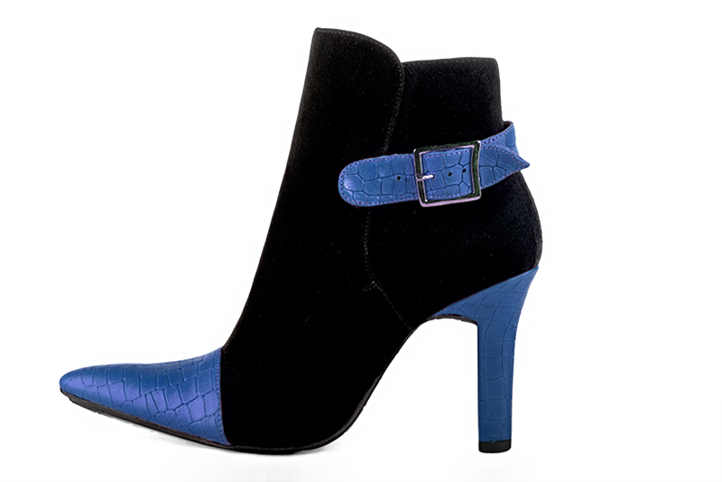 Bottines élégantes et raffinées avec des boucles à l'arrière, coloris bleu électrique et noir mat. Bout effilé. Très haut. Talon trotteur. Personnalisation : Choix des cuirs, des couleurs et des talons. Cou-de-pied sur mesure. - Florence KOOIJMAN